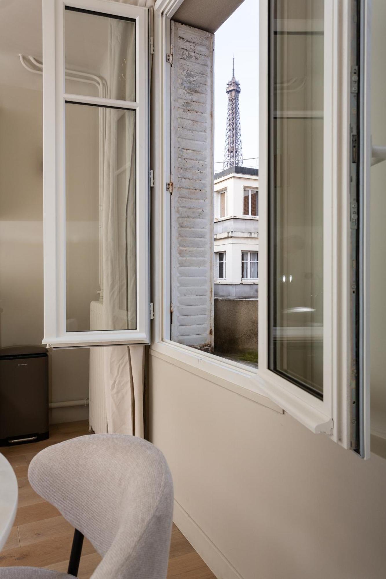 The Carla Suite Eiffel Tower View Paris Bagian luar foto